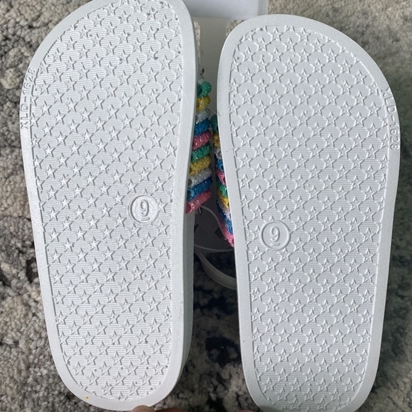 Tommy Bahama Youth Size 9 & 6 Sandals - Picture 2 of 6